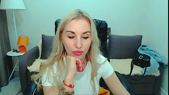 Snapshot of Hanna--Sweet chatting on 05/16/26, 02:27 Hanna--Sweet online show from 05/16/26, 02:27