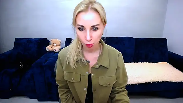 Snapshot of Hanna--Sweet chatting on 05/17/26, 03:19 Hanna--Sweet online show from 05/17/26, 03:19