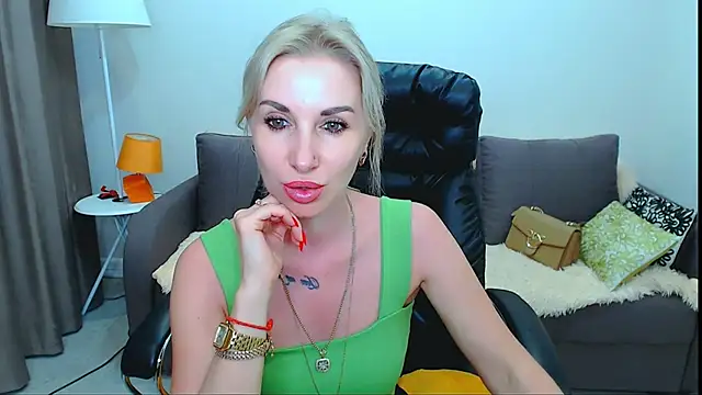 Snapshot of Hanna--Sweet chatting on 05/21/26, 04:03 Hanna--Sweet online show from 05/21/26, 04:03
