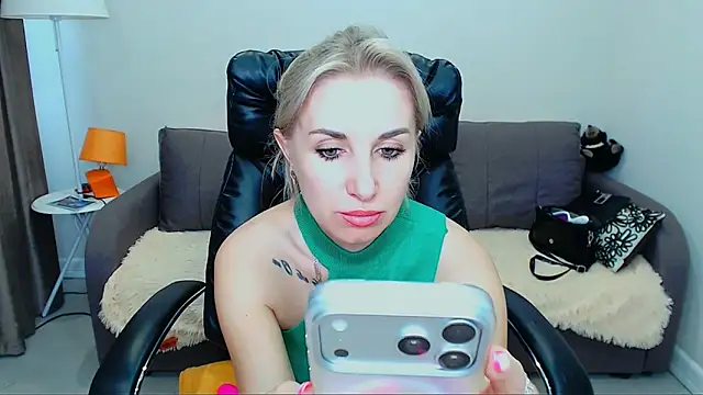 Snapshot of Hanna--Sweet chatting on 06/16/26, 10:51 Hanna--Sweet online show from 06/16/26, 10:51