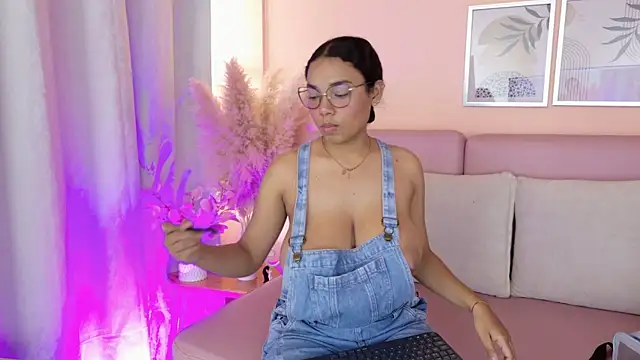 Emmy And Luna online show from 07/02/26, 12:33