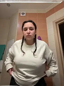 Snapshot of luisa_evans chatting on 12/15/25, 12:26 luisa evans online show from 12/15/25, 12:26