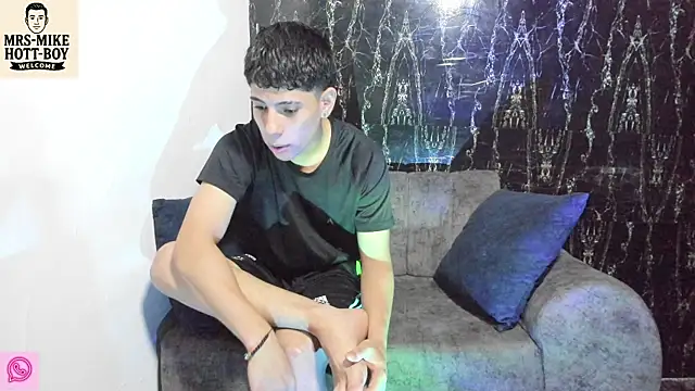 Snapshot of Mrs-mike-hott-boy chatting on 12/15/25, 01:10 Mrs-mike-hott-boy online show from 12/15/25, 01:10