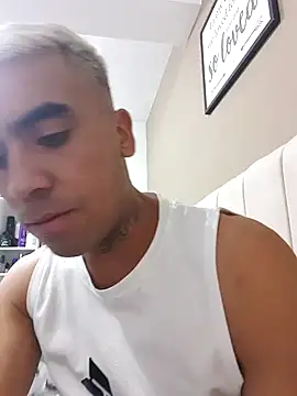 Snapshot of Arnoldmangus chatting on 12/14/25, 01:11 Arnoldmangus online show from 12/14/25, 01:11