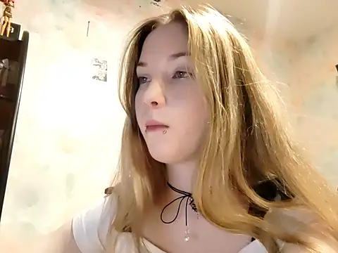 Snapshot of ElvaDeveja chatting on 12/16/25, 10:09 ElvaDeveja online show from 12/16/25, 10:09