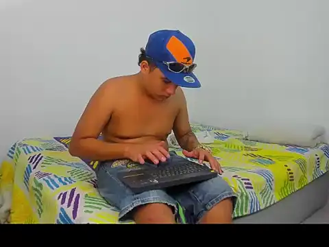 Snapshot of Yeusueue chatting on 12/14/25, 10:36 Yeusueue online show from 12/14/25, 10:36