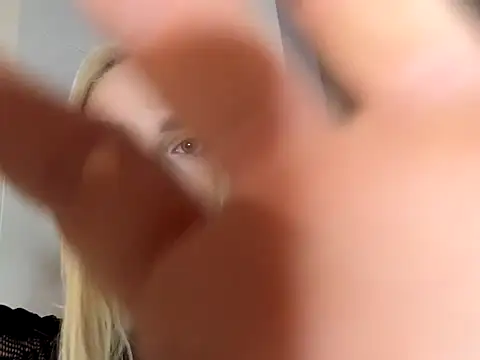 Snapshot of blonde_di chatting on 12/13/25, 11:54 blonde di online show from 12/13/25, 11:54