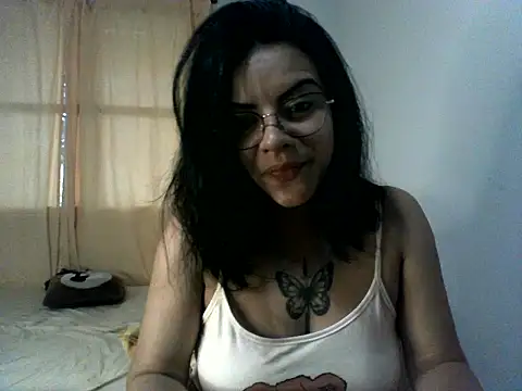 Snapshot of luluclark69 chatting on 03/03/26, 12:00 luluclark69 online show from 03/03/26, 12:00