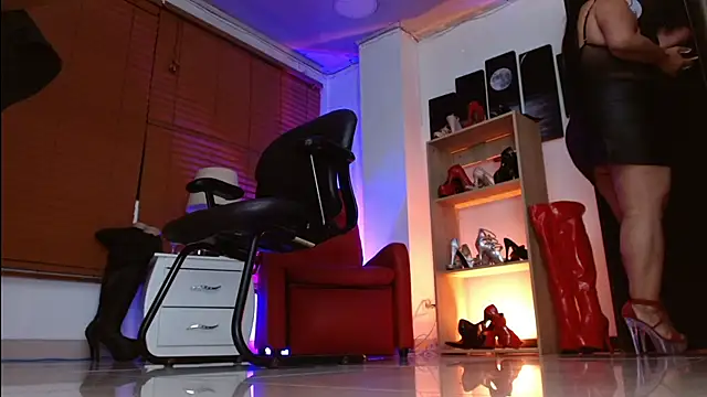 paola xm online show from 11/26/25, 10:05