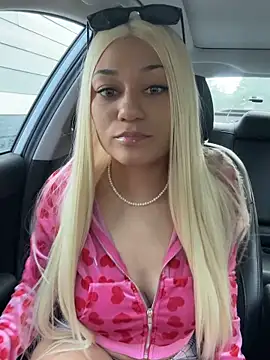 Snapshot of SassyDolphin chatting on 12/17/25, 09:10 SassyDolphin online show from 12/17/25, 09:10