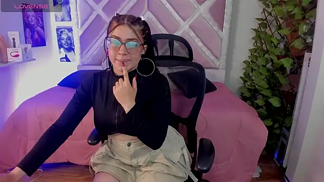 Snapshot of Sraemma chatting on 12/17/25, 10:27 Sraemma online show from 12/17/25, 10:27