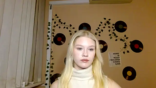 Snapshot of Aria__Moon chatting on 12/17/25, 02:56 Aria Moon online show from 12/17/25, 02:56