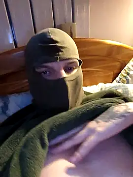 Snapshot of BottomB95@xh chatting on 12/16/25, 02:22 BottomB95xh online show from 12/16/25, 02:22