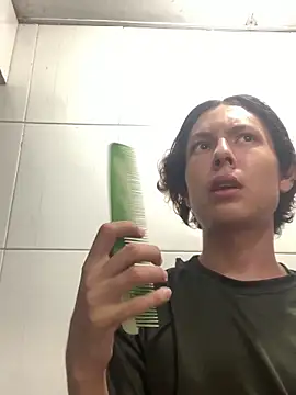 Snapshot of wimhotmacis chatting on 12/17/25, 01:22 wimhotmacis online show from 12/17/25, 01:22