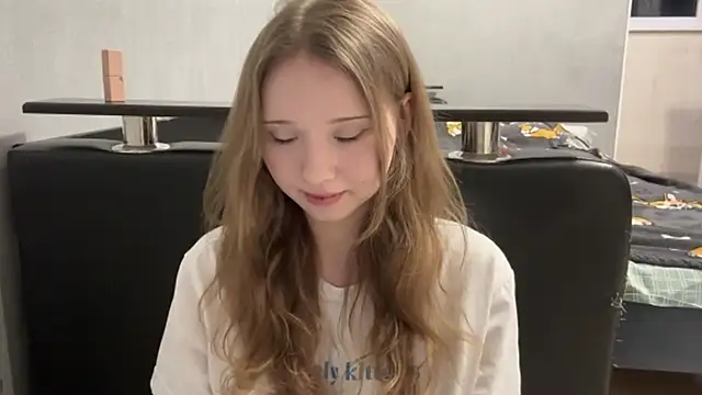 Snapshot of Princessofcashe chatting on 12/17/25, 04:13 Princessofcashe online show from 12/17/25, 04:13