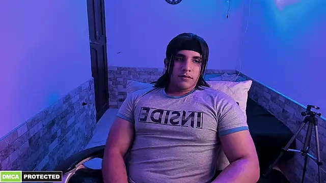 Snapshot of latinboyfit chatting on 03/06/26, 10:23 latinboyfit online show from 03/06/26, 10:23