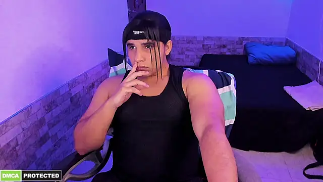 Snapshot of latinboyfit chatting on 04/17/26, 04:15 latinboyfit online show from 04/17/26, 04:15