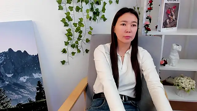 BettinaHuus online show from 12/17/25, 05:46