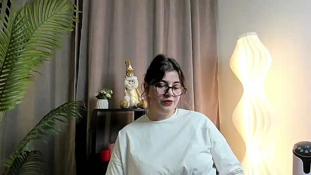 Snapshot of SuzieAllery chatting on 12/18/25, 10:32 SuzieAllery online show from 12/18/25, 10:32