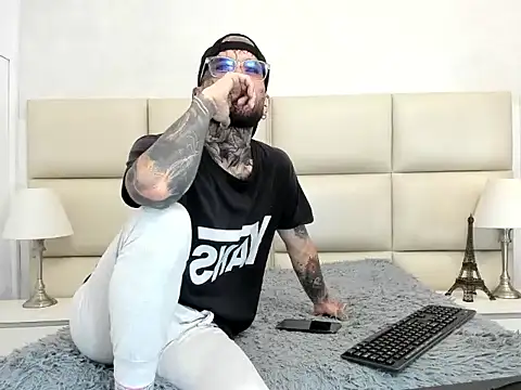 Snapshot of CalvinKorvus chatting on 12/18/25, 09:43 CalvinKorvus online show from 12/18/25, 09:43