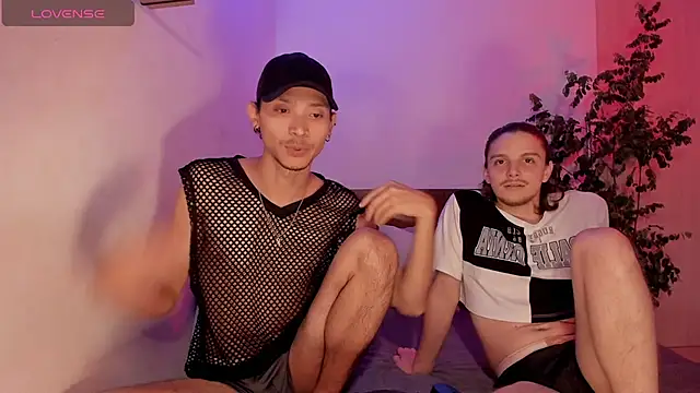 Snapshot of Theo_Damon chatting on 12/22/25, 08:39 Theo Damon online show from 12/22/25, 08:39