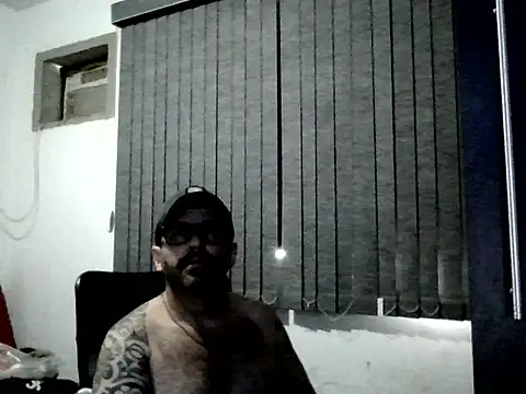 Snapshot of hairybeartopdominant chatting on 12/19/25, 01:07 hairybeartopdominant online show from 12/19/25, 01:07