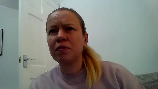 Snapshot of jennyblondeuk chatting on 01/09/26, 08:54 jennyblondeuk online show from 01/09/26, 08:54