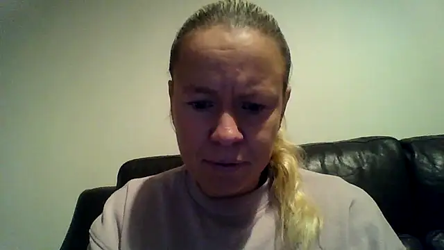 Snapshot of jennyblondeuk chatting on 01/12/26, 04:45 jennyblondeuk online show from 01/12/26, 04:45