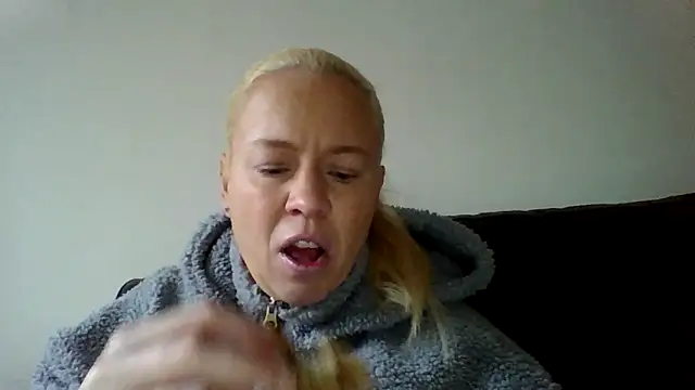 Snapshot of jennyblondeuk chatting on 02/01/26, 03:10 jennyblondeuk online show from 02/01/26, 03:10