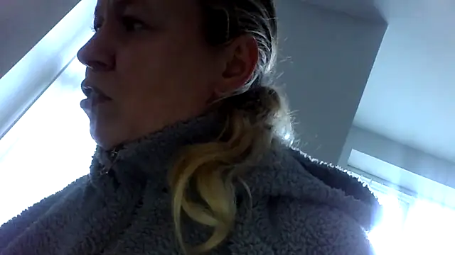 Snapshot of jennyblondeuk chatting on 03/17/26, 04:32 jennyblondeuk online show from 03/17/26, 04:32
