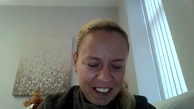 Snapshot of jennyblondeuk chatting on 03/22/26, 05:49 jennyblondeuk online show from 03/22/26, 05:49