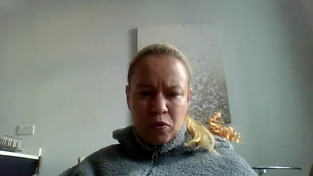 Snapshot of jennyblondeuk chatting on 03/26/26, 04:01 jennyblondeuk online show from 03/26/26, 04:01