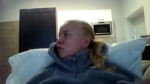 Snapshot of jennyblondeuk chatting on 04/02/26, 05:32 jennyblondeuk online show from 04/02/26, 05:32