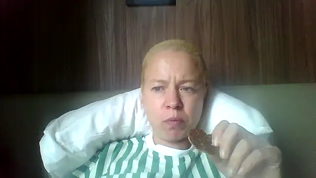 Snapshot of jennyblondeuk chatting on 04/12/26, 02:11 jennyblondeuk online show from 04/12/26, 02:11
