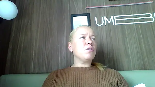 Snapshot of jennyblondeuk chatting on 04/13/26, 12:43 jennyblondeuk online show from 04/13/26, 12:43