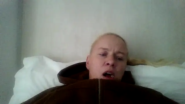 Snapshot of jennyblondeuk chatting on 04/14/26, 02:56 jennyblondeuk online show from 04/14/26, 02:56
