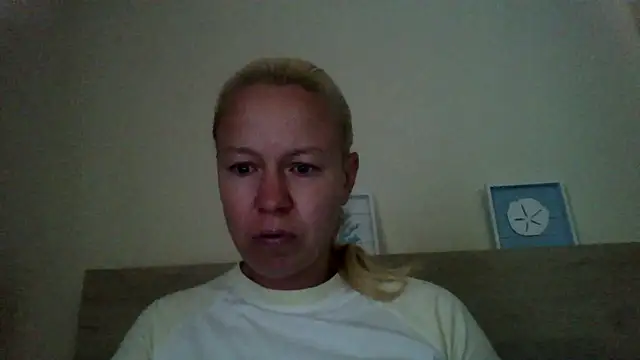 Snapshot of jennyblondeuk chatting on 04/18/26, 06:23 jennyblondeuk online show from 04/18/26, 06:23