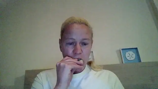 Snapshot of jennyblondeuk chatting on 04/18/26, 07:58 jennyblondeuk online show from 04/18/26, 07:58