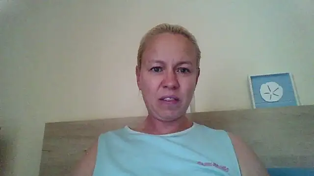 Snapshot of jennyblondeuk chatting on 04/21/26, 05:06 jennyblondeuk online show from 04/21/26, 05:06