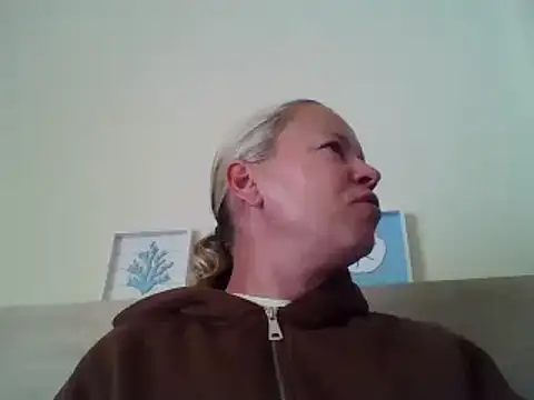 Snapshot of jennyblondeuk chatting on 05/17/26, 05:20 jennyblondeuk online show from 05/17/26, 05:20