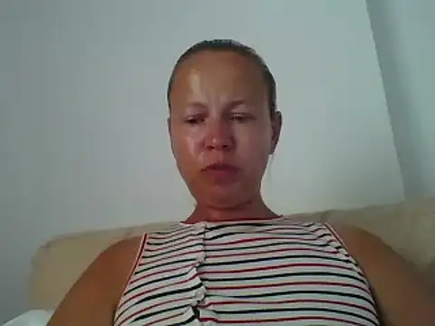 Snapshot of jennyblondeuk chatting on 06/12/26, 05:34 jennyblondeuk online show from 06/12/26, 05:34