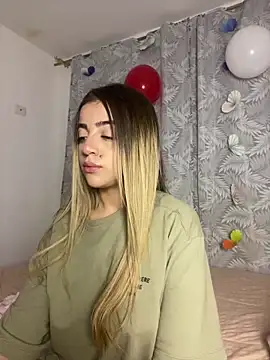 Snapshot of cute_emmma chatting on 02/18/26, 11:06 cute emmma online show from 02/18/26, 11:06
