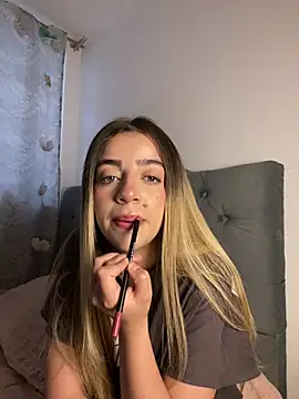 Snapshot of cute_emmma chatting on 02/20/26, 11:32 cute emmma online show from 02/20/26, 11:32