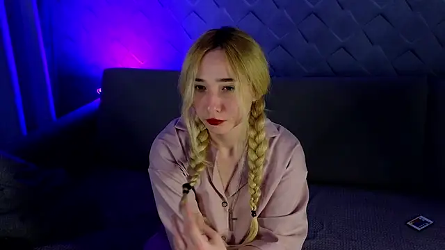 lilcozyvert  online show from 12/21/25, 10:39