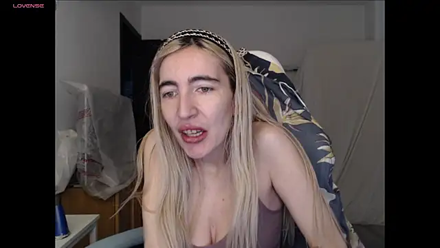 BarbieBlondieGirl online show from 05/18/26, 02:12