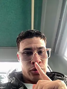 Snapshot of Latin_Paisa_Boy chatting on 04/15/26, 05:20 Latin Paisa Boy online show from 04/15/26, 05:20