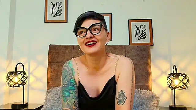 Snapshot of kat_paradise chatting on 04/26/26, 02:48 kat paradise online show from 04/26/26, 02:48
