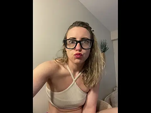 Snapshot of Ambrrr chatting on 06/10/26, 10:52 Ambrrr online show from 06/10/26, 10:52