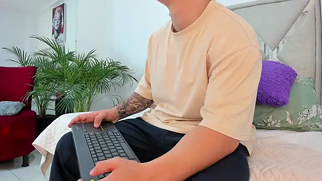 Snapshot of Liam_saint chatting on 03/13/26, 01:18 Liam saint online show from 03/13/26, 01:18