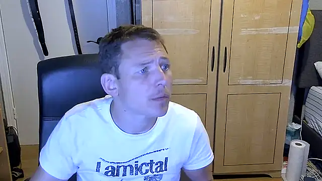 Snapshot of AurinSky chatting on 06/14/26, 02:35 AurinSky online show from 06/14/26, 02:35